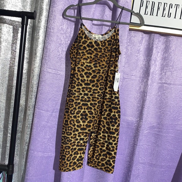 Stylish Short Jumpsuit - Picture 2 of 4